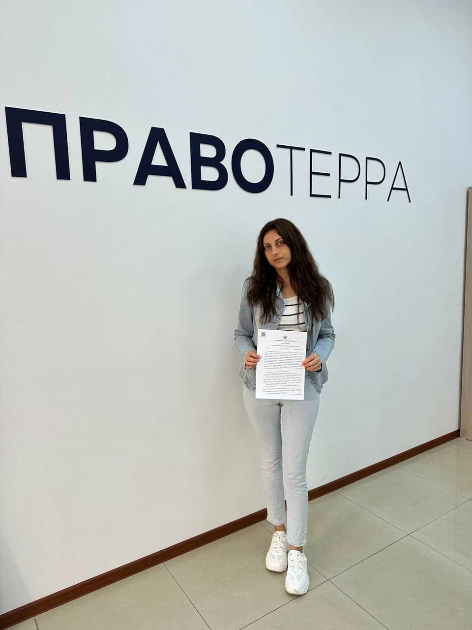 Девушка с договором